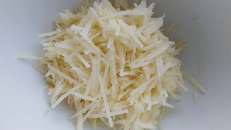 ≈土豆咸蛋饼≈,<a style='color:red;display:inline-block;' href='/shicai/ 23'>土豆</a>洗净，去皮，擦丝儿