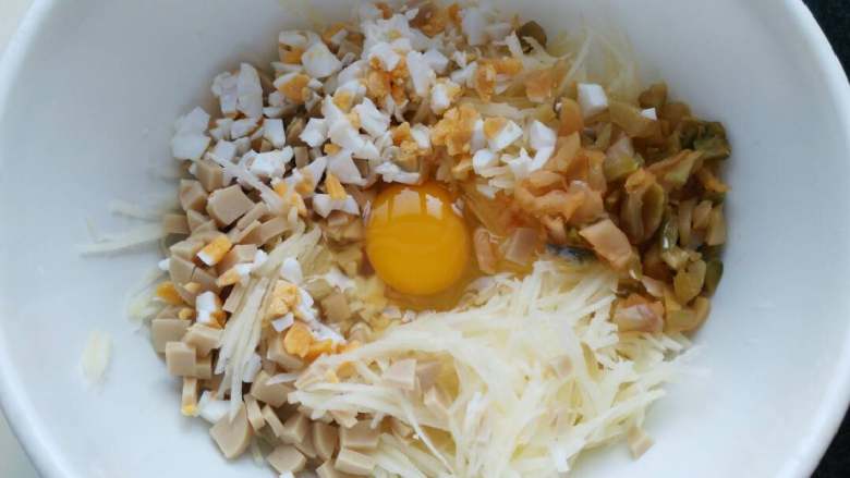 ≈土豆咸蛋饼≈,把所有食材放入容器里，打入一个<a style='color:red;display:inline-block;' href='/shicai/ 9'>鸡蛋</a>，搅拌均匀