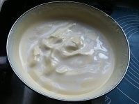 三色慕斯杯子蛋糕,牛奶浇在蛋液上,然后用刮刀或手动打蛋器抄底搅拌均匀。