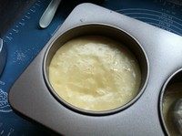三色慕斯杯子蛋糕,面糊倒入两联模中。
这个量是够两个的,我分配不均匀,所以一个杯子烤出来比较厚,另一个比较薄。