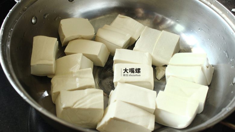 特色螺蛳斑鱼锅丨大嘴螺,另起一个锅,下层垫上<a style='color:red;display:inline-block;' href='/shicai/ 6733'>水豆腐</a>
