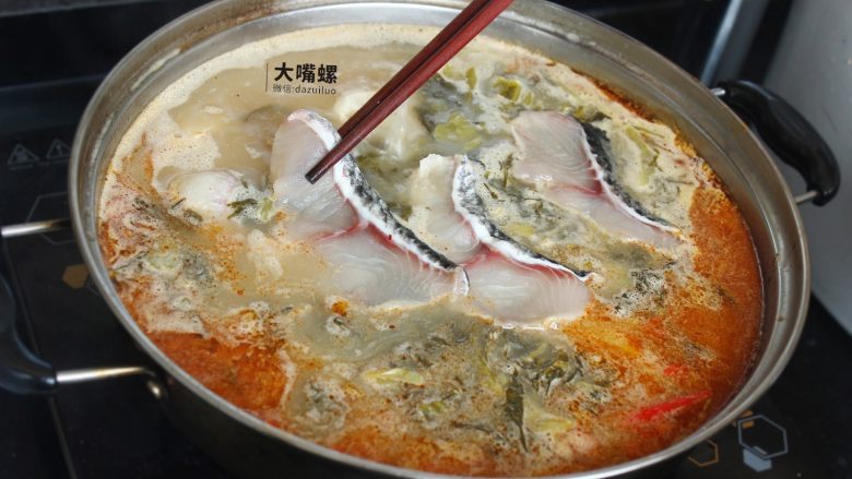 特色螺蛳斑鱼锅丨大嘴螺,最后放上生斑鱼片(斑鱼片肉质鲜嫩,煮的时间不宜过长)