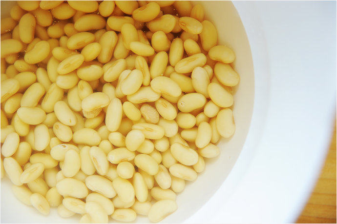 冰冰凉小甜品【冰镇豆花】,<a style='color:red;display:inline-block;' href='/shicai/ 138446'>干黄豆</a>用清水浸泡一夜充分泡透,捞出豆子;