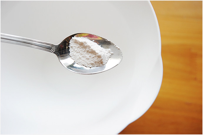 冰冰凉小甜品【冰镇豆花】,内酯加5g清水,用勺子搅动;