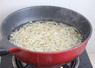 记忆中最特别的素馅包子——豆芽馅包子 ,在开水里放入清洗好的豆芽,烫一分钟。