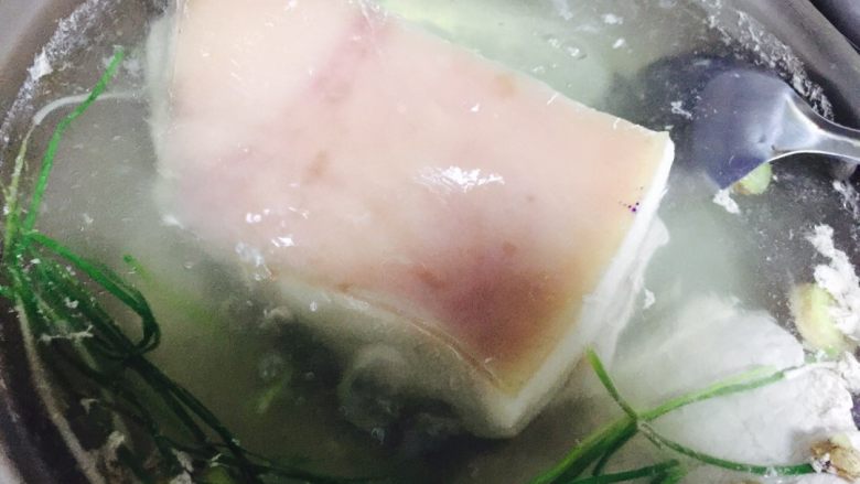 养秋膘-红烧元宝肉,水滚,撇去浮沫