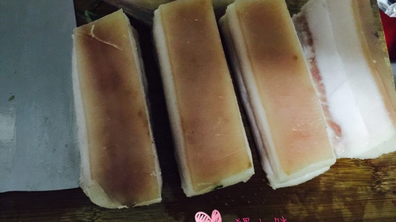 养秋膘-红烧元宝肉,绰好的五花肉拿出晾晾,切条