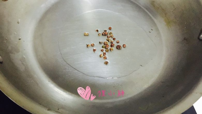 养秋膘-红烧元宝肉,锅内入少量的油,爆香<a style='color:red;display:inline-block;' href='/shicai/ 700'>花椒</a>,不用放太多油,五花肉会出油