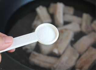 最易上手最省油的糖醋排骨做法——糖醋排骨,加适量盐,