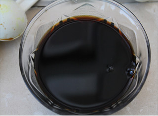 最易上手最省油的糖醋排骨做法——糖醋排骨,1勺料酒,2勺醋,3勺糖,4勺酱油,5勺清水,调成碗汁备用。
