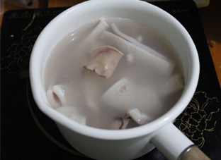 把铁板鱿鱼包到馅里——孜然鱿鱼馅饼,锅内烧开水,水开立即关火,放入鱿鱼,用水温泡至鱿鱼泛白卷曲,然后捞出。