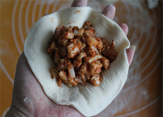 把铁板鱿鱼包到馅里——孜然鱿鱼馅饼,擀成饼状,包上馅料。