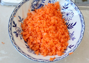 貌不惊人味取胜——炒豆腐,<a style='color:red;display:inline-block;' href='/shicai/ 25'>胡萝卜</a>切碎末