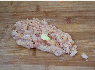 貌不惊人味取胜——炒豆腐,<a style='color:red;display:inline-block;' href='/shicai/ 101'>鸡胸肉</a>加上一小块<a style='color:red;display:inline-block;' href='/shicai/ 37'>姜</a>一起剁碎，剁成肉糜。