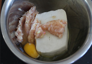 貌不惊人味取胜——炒豆腐,加一个<a style='color:red;display:inline-block;' href='/shicai/ 9'>鸡蛋</a>。