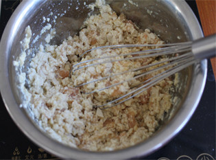 貌不惊人味取胜——炒豆腐,充分绞碎混合均匀,我用手动打蛋器绞的,经过很多次实验,我觉得这个最好用,最能充分混合材料。