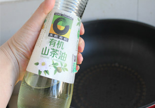 貌不惊人味取胜——炒豆腐,锅内到油