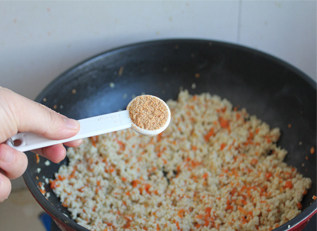 貌不惊人味取胜——炒豆腐,放少许<a style='color:red;display:inline-block;' href='/shicai/ 6979'>牛肉粉</a>调味,炒匀,就可以出锅了。