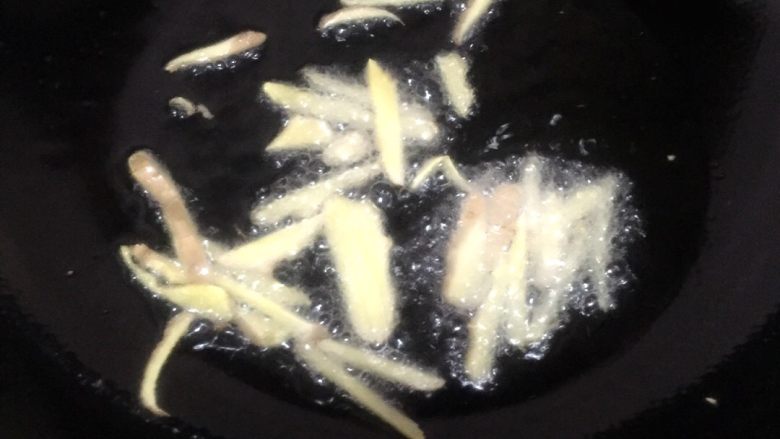 红烧排骨,倒入适量的食用油,下姜丝炒出香味,