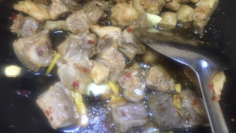 红烧排骨,待姜丝炒出香味即下排骨 ,将排骨来回均匀炒至变色,下入红油豆瓣少许。煸炒一分钟后加入香叶 桂皮 八角 <a style='color:red;display:inline-block;' href='/shicai/ 86474'>干辣椒</a>。