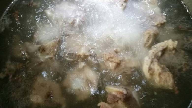 红烧酱排,锅内放适量冷水,把排骨和花椒一起放入用大火煮开。