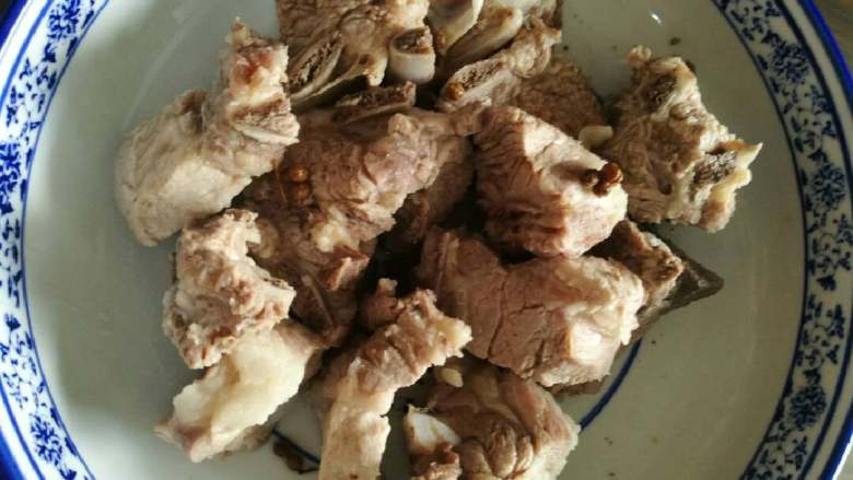 红烧酱排,等排骨肉质紧缩后,捞出排骨,把水滤干。
