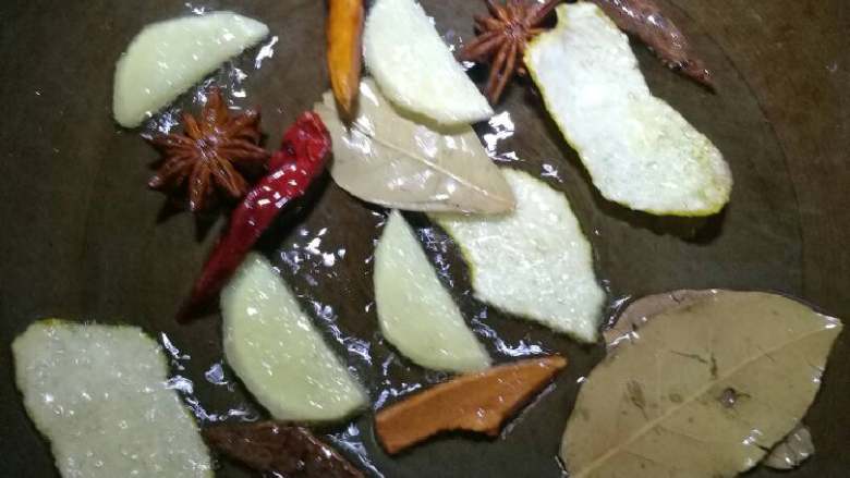 红烧酱排,起油锅,油5成热时调小火,放入配料,配料翻炒至香味。