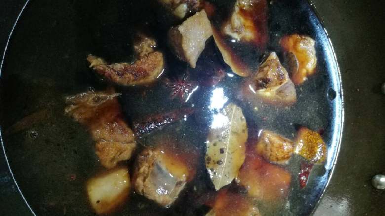 红烧酱排,加入适量开水(不要用冷水,冷水会使排骨肉质变老),水尽量超过排骨面层,把火调大,烧5分钟。
