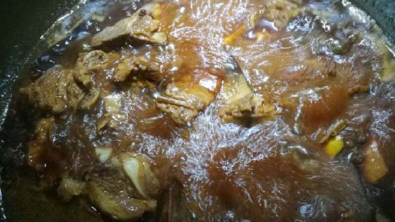 红烧酱排,5分钟后起锅盖,再翻炒一下,使排骨上下更入味,调至小火烧25分钟。