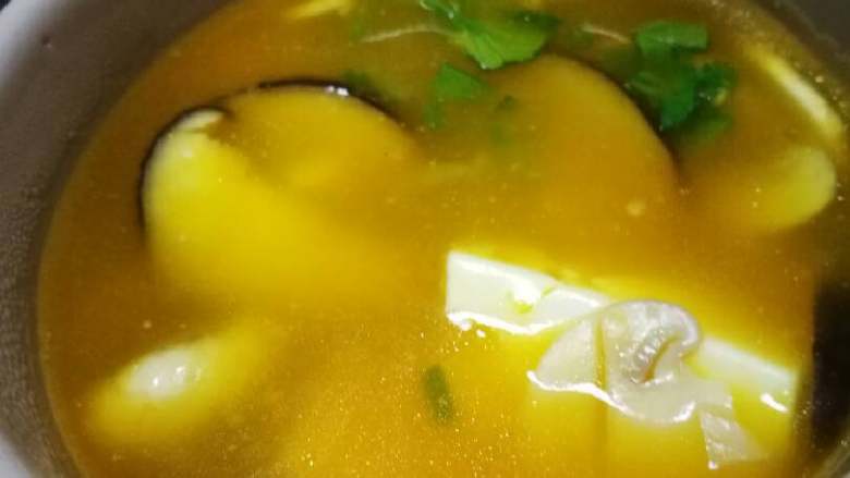 南瓜豆腐羹,出锅撒点香菜叶葱花。(我之前打南瓜汤时纯净水加得有点多,因为我家有两个汤司令😝大家做的时候可以水少加,汤可以浓稠点)