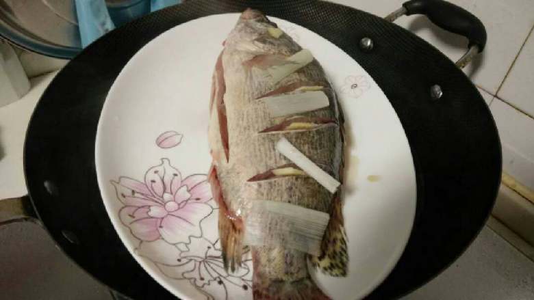 清蒸桂鱼,锅里水烧开后上锅蒸10分钟,关火后不要掀盖,再焖一会儿