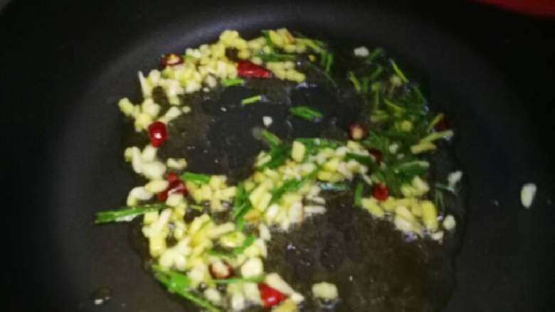 花蛤炖茄子,锅内油多点七八成热后下葱姜蒜干辣椒爆香。
