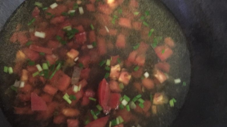 西红柿豆腐羹,先在锅里倒入一点点油，把西红柿放进翻炒这样会有西红柿汁。然后把小葱放进翻炒有葱香味。最后倒入白开水