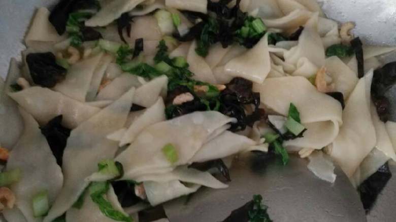 辣炒面片,锅放豆油麻油盐,热了下青菜木耳翻炒,再下面片和虾仁,翻炒加酱油耗油