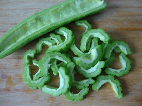 清凉小菜：雪碧苦瓜 ,<a style='color:red;display:inline-block;' href='/shicai/ 55'>苦瓜</a>切开去瓤，切成片