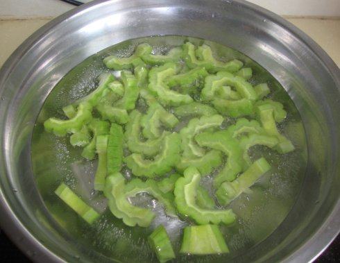 清凉小菜：雪碧苦瓜 ,快速的焯下水，时间不要太久，过凉