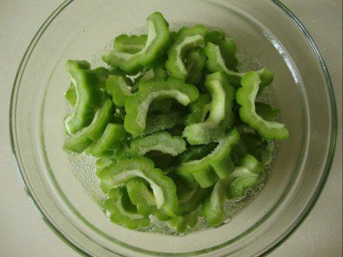 清凉小菜：雪碧苦瓜 ,倒入雪碧，加少许盐，搅匀