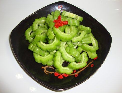 清凉小菜：雪碧苦瓜 ,装入密封碗中，冷藏几个小时