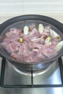 给糖醋排骨的香浓滋味升级,将肋排、五花肉片跟冷水、葱、花椒、八角半颗一起下锅,大火煮开后再续煮3分钟至浮沫
飘起后关火,然后将排骨肉片捞出用温水洗净。