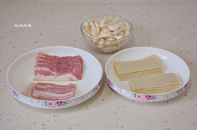 风味十足的培根豆腐皮蘑菇卷,培根对半切开成两段；豆腐皮切成培根一样的大小宽窄；白玉菇去根蒂后掰散，洗净。