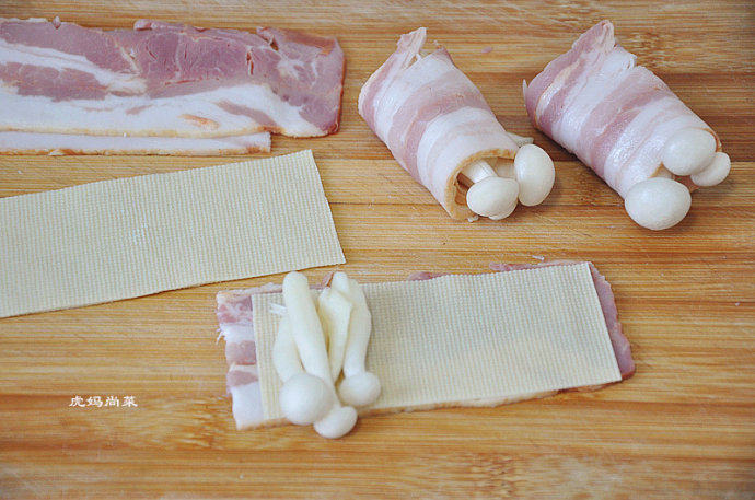 风味十足的培根豆腐皮蘑菇卷,取半片培根，上面铺豆腐皮，再放几根白玉菇，然后卷起即可，收口向下摆放。
   白玉菇有的底部比较胖，可以将杆部撕开，但不要撕断掉，这样既能保持蘑菇的原状还易熟。