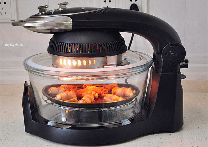 风味十足的培根豆腐皮蘑菇卷,烤6-8分钟左右，当空气中弥漫着浓浓的培根香味时，蘑菇与培根边缘都出现微微焦色即可。