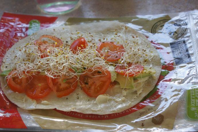 健康快手的素食午餐——墨西哥素卷 ,铺上自己喜欢的蔬菜，撒上少许现磨海盐和黑胡椒。