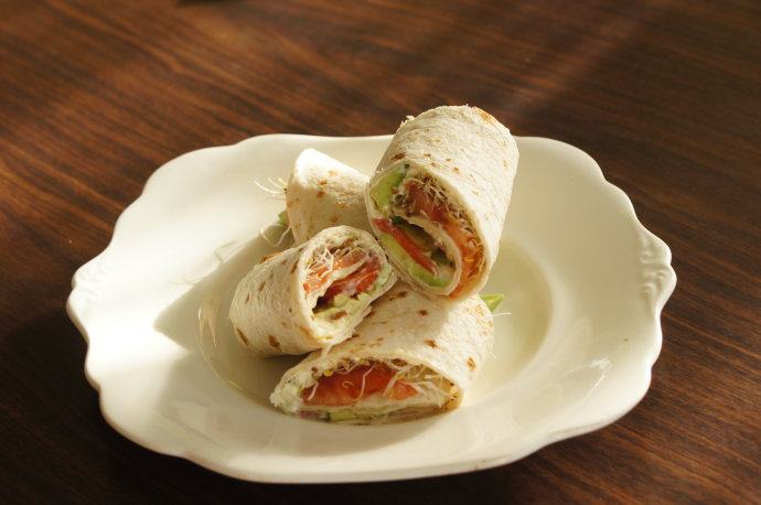 健康快手的素食午餐——墨西哥素卷 ,卷呀卷呀卷起来。用刀切成小块即可。