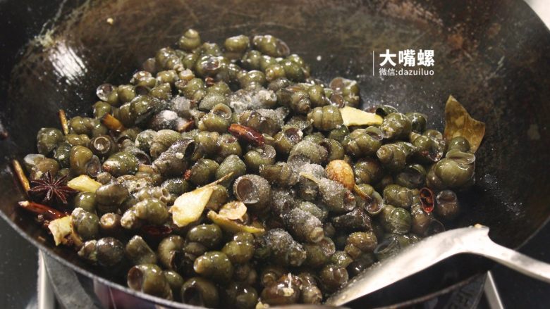 紫苏炒石螺丨大嘴螺,放入2勺盐少许糖,均匀翻炒