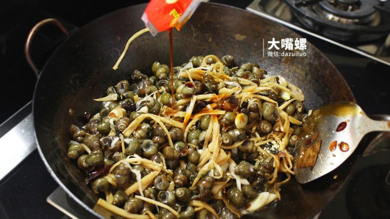 紫苏炒石螺丨大嘴螺,最后放入红透透的<a style='color:red;display:inline-block;' href='/shicai/ 4965'>红油</a>,色香味俱全