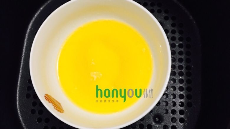 洋葱饼干,<a style='color:red;display:inline-block;' href='/shicai/ 548'>低筋面粉</a>110g、糖粉10g、盐2g、<a style='color:red;display:inline-block;' href='/shicai/ 887'>黄油</a>25g、<a style='color:red;display:inline-block;' href='/shicai/ 219'>牛奶</a>40g，混合搅拌均匀；