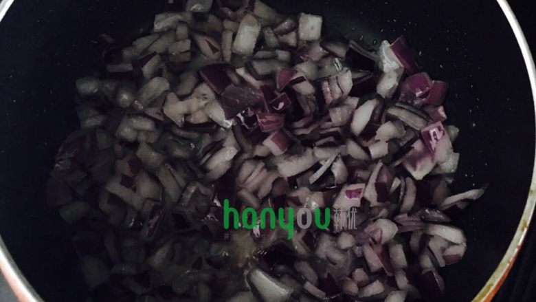 洋葱饼干,将切丁的洋葱加油少许翻炒