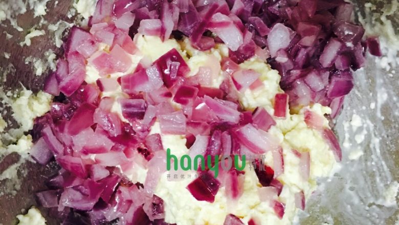 洋葱饼干,将洋葱丁和面粉混合揉成面团