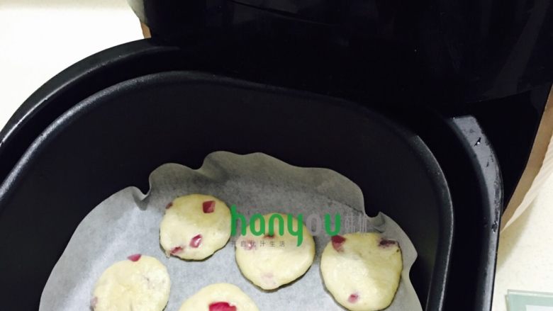 洋葱饼干,放入空气炸锅，无需预热。180度20分钟